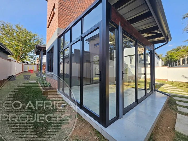 Residential corner aluminium glazing and doors